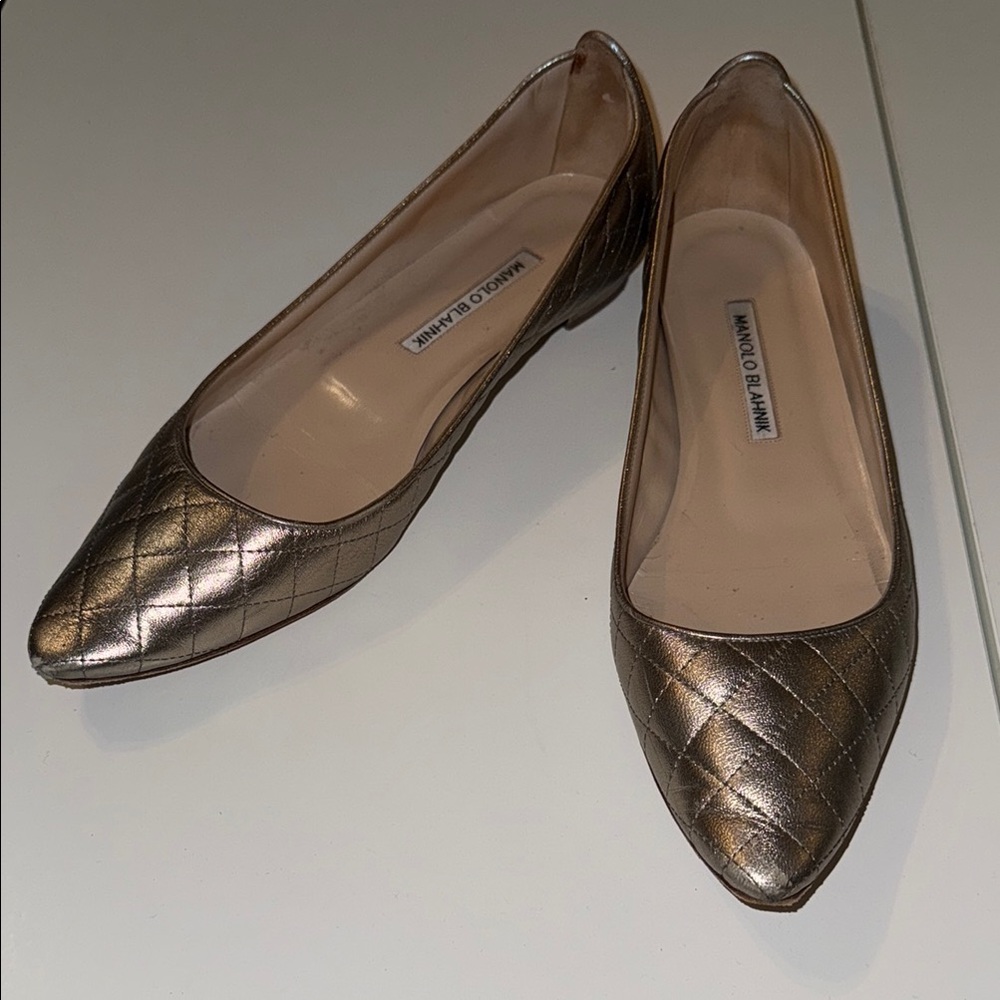 Manolo Blahnik Gold Flats Sleek Quilted Metallic Design 39.5